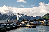Le isole Lofoten Norvegia. L'Hurtigruten Midnatsol si avvicina velocemente a Svolvaer (Austvagoya). 